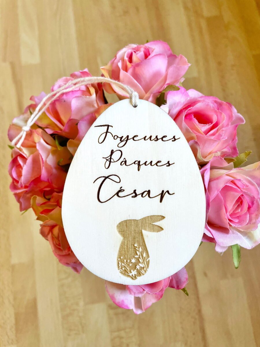 Œuf de Pâques motif lapin fleuri