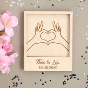 Carte bois gravée mains en coeur