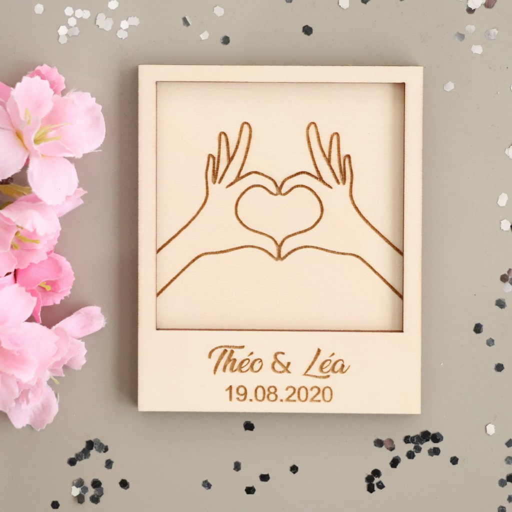Carte bois gravée mains en coeur