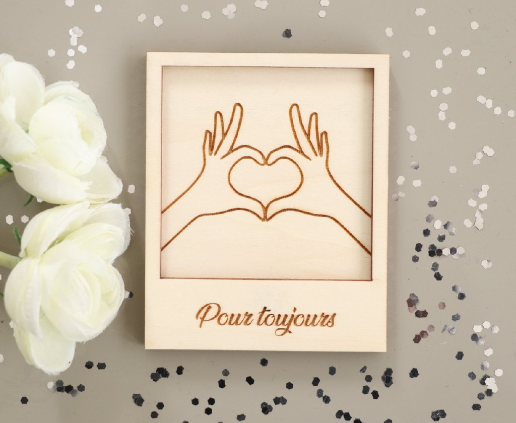 Carte en bois main en coeur à personnaliser
