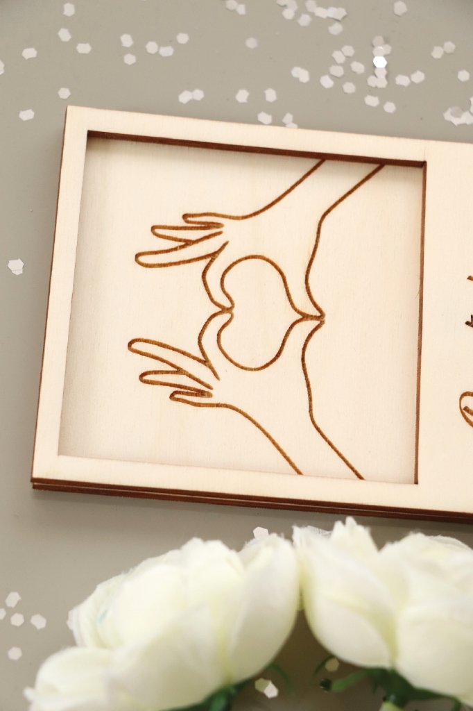 Carte en bois main en coeur à personnaliser