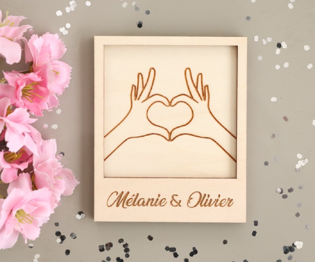 Carte en bois main en coeur à personnaliser