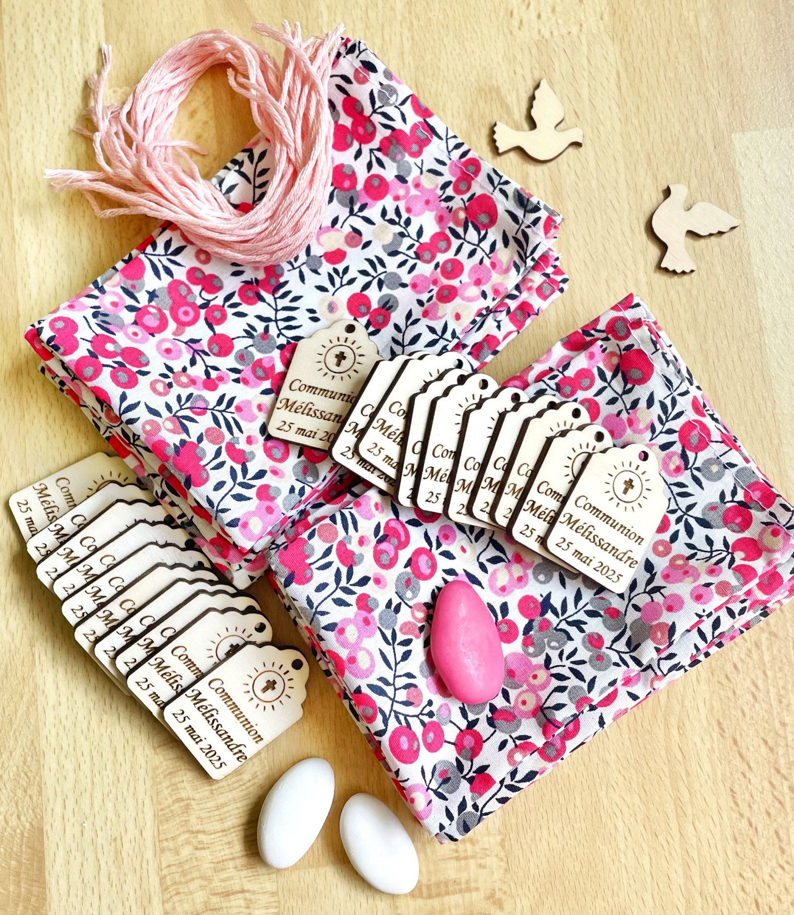 Pochons dragées liberty rose étiquette bois rectangle