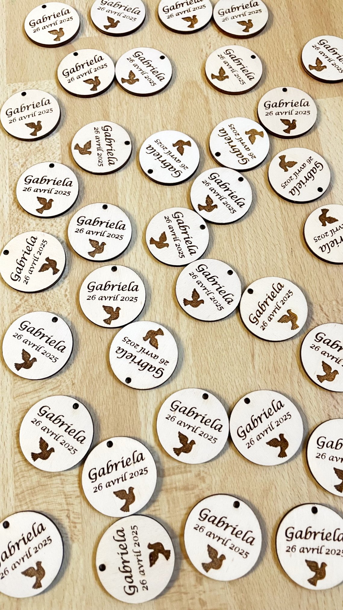 Etiquettes bois cadeaux invités ronde colombe